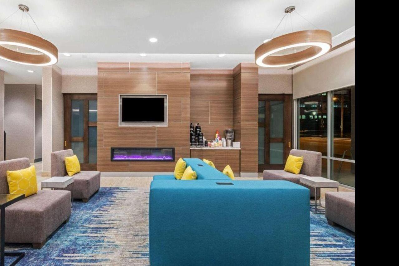 La Quinta Inn & Suites By Wyndham Kansas City Beacon Hill Buitenkant foto