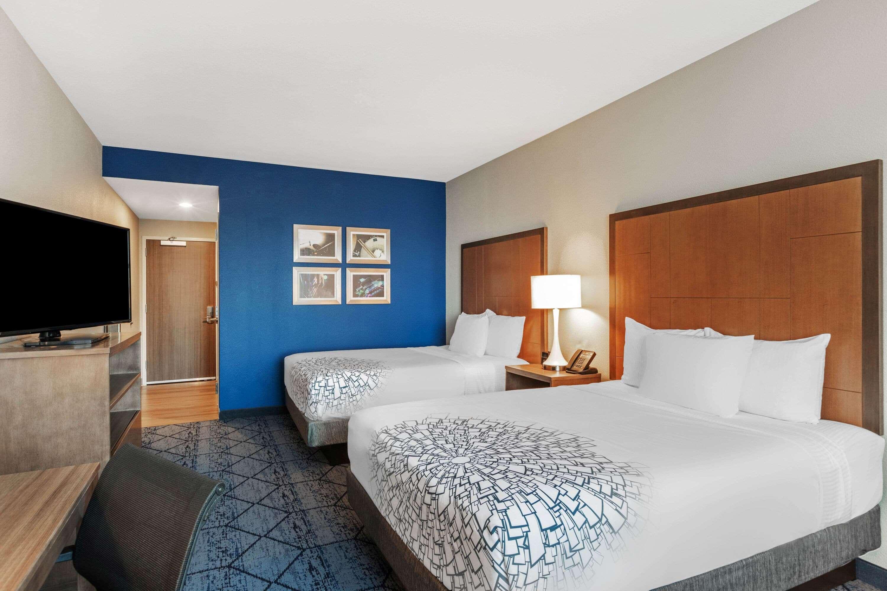 La Quinta Inn & Suites By Wyndham Kansas City Beacon Hill Buitenkant foto