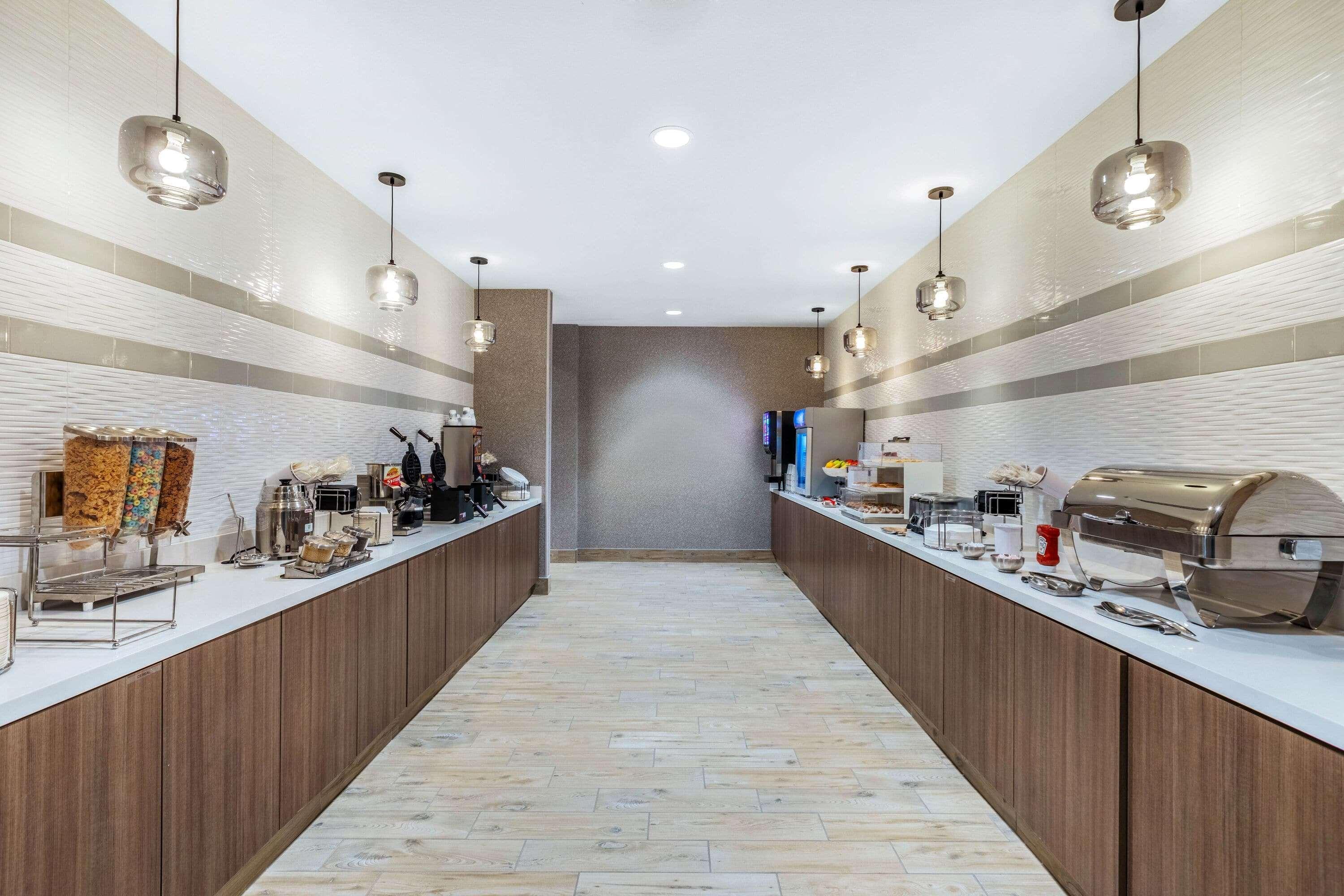 La Quinta Inn & Suites By Wyndham Kansas City Beacon Hill Buitenkant foto