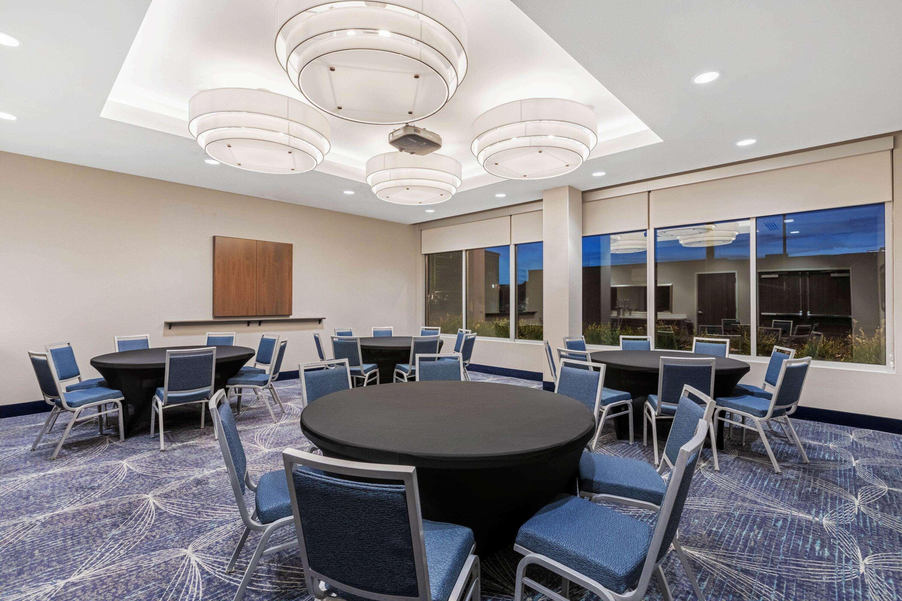 La Quinta Inn & Suites By Wyndham Kansas City Beacon Hill Buitenkant foto