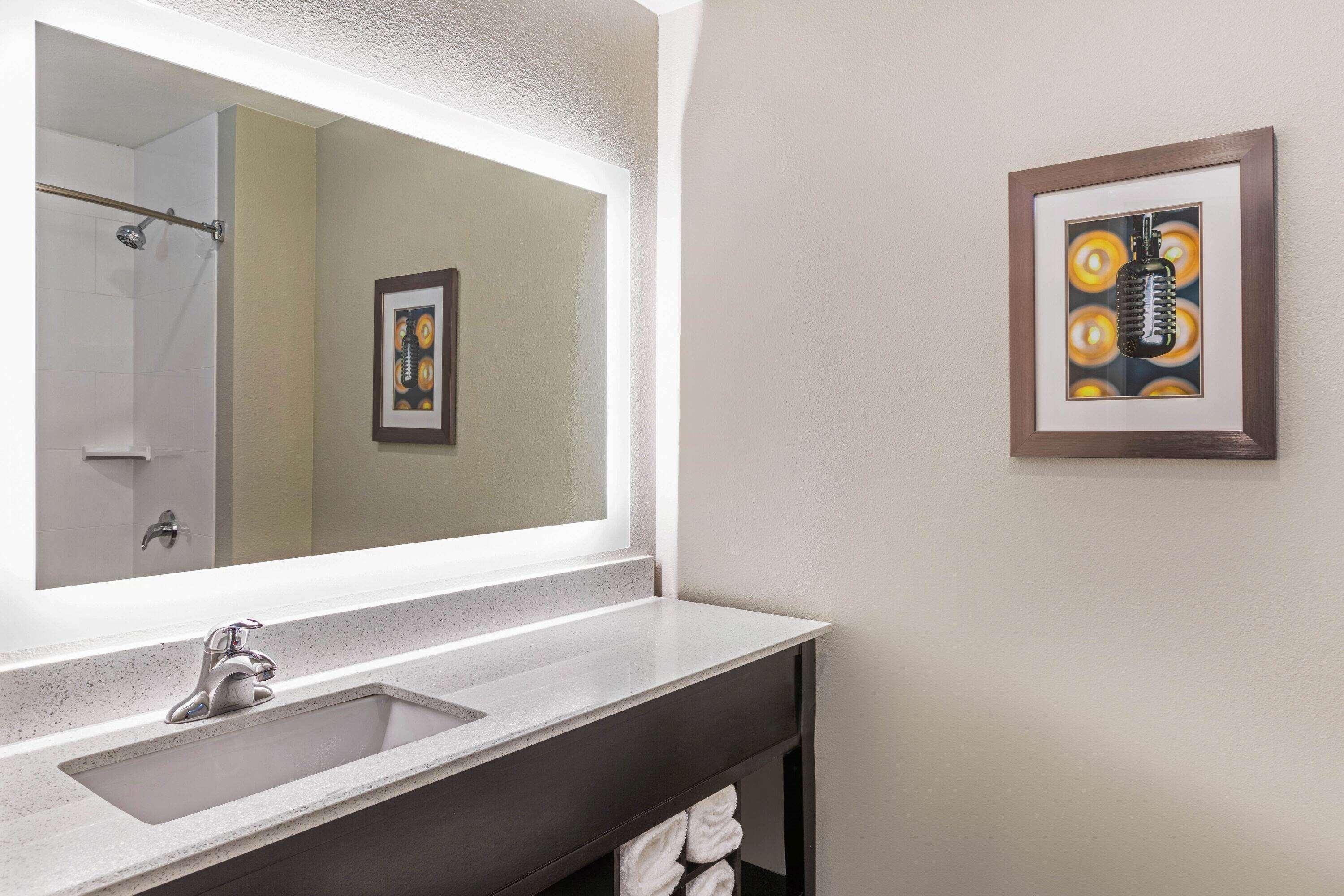 La Quinta Inn & Suites By Wyndham Kansas City Beacon Hill Buitenkant foto