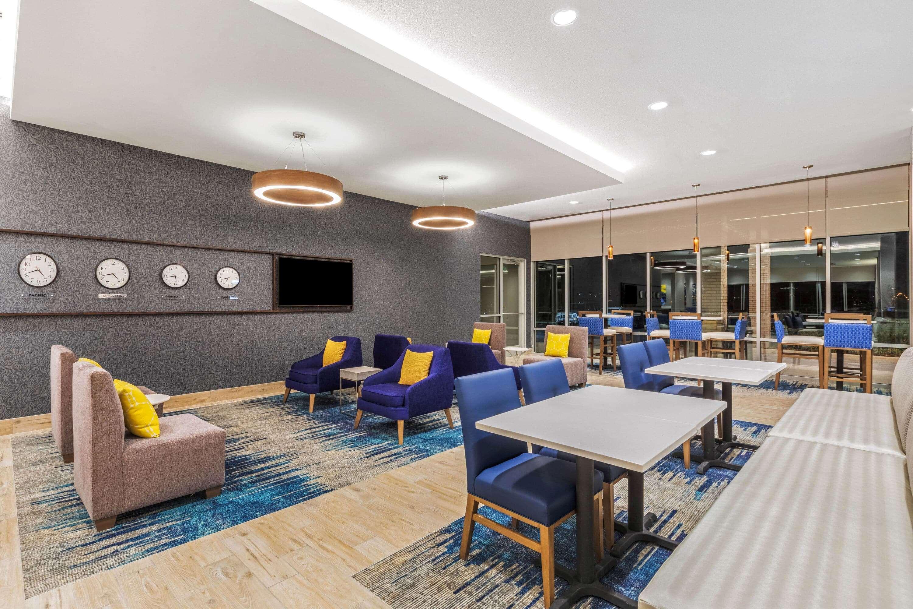 La Quinta Inn & Suites By Wyndham Kansas City Beacon Hill Buitenkant foto