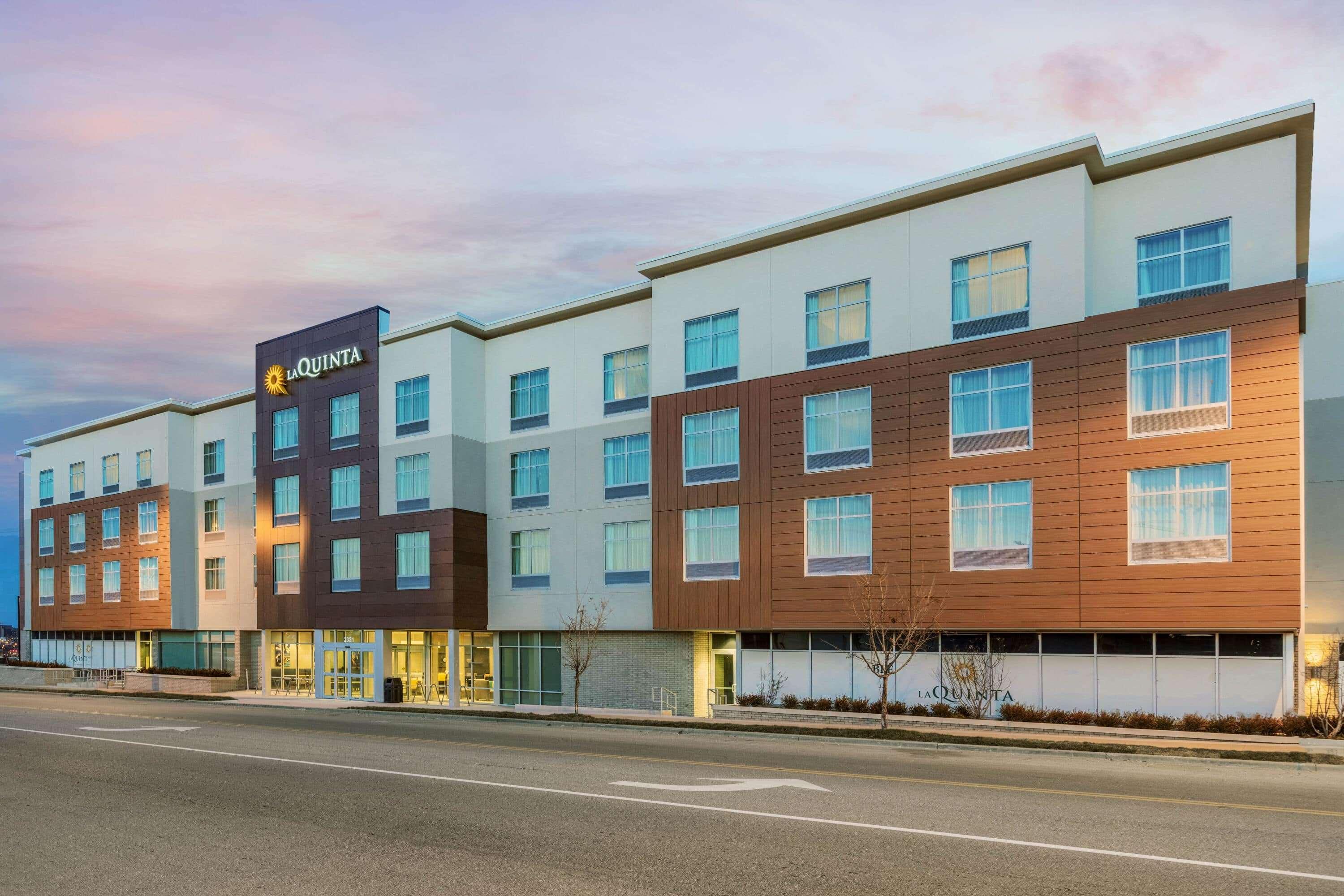 La Quinta Inn & Suites By Wyndham Kansas City Beacon Hill Buitenkant foto