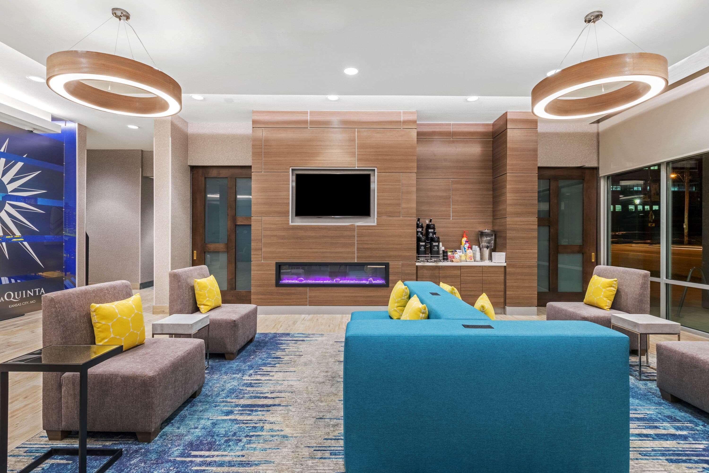 La Quinta Inn & Suites By Wyndham Kansas City Beacon Hill Buitenkant foto