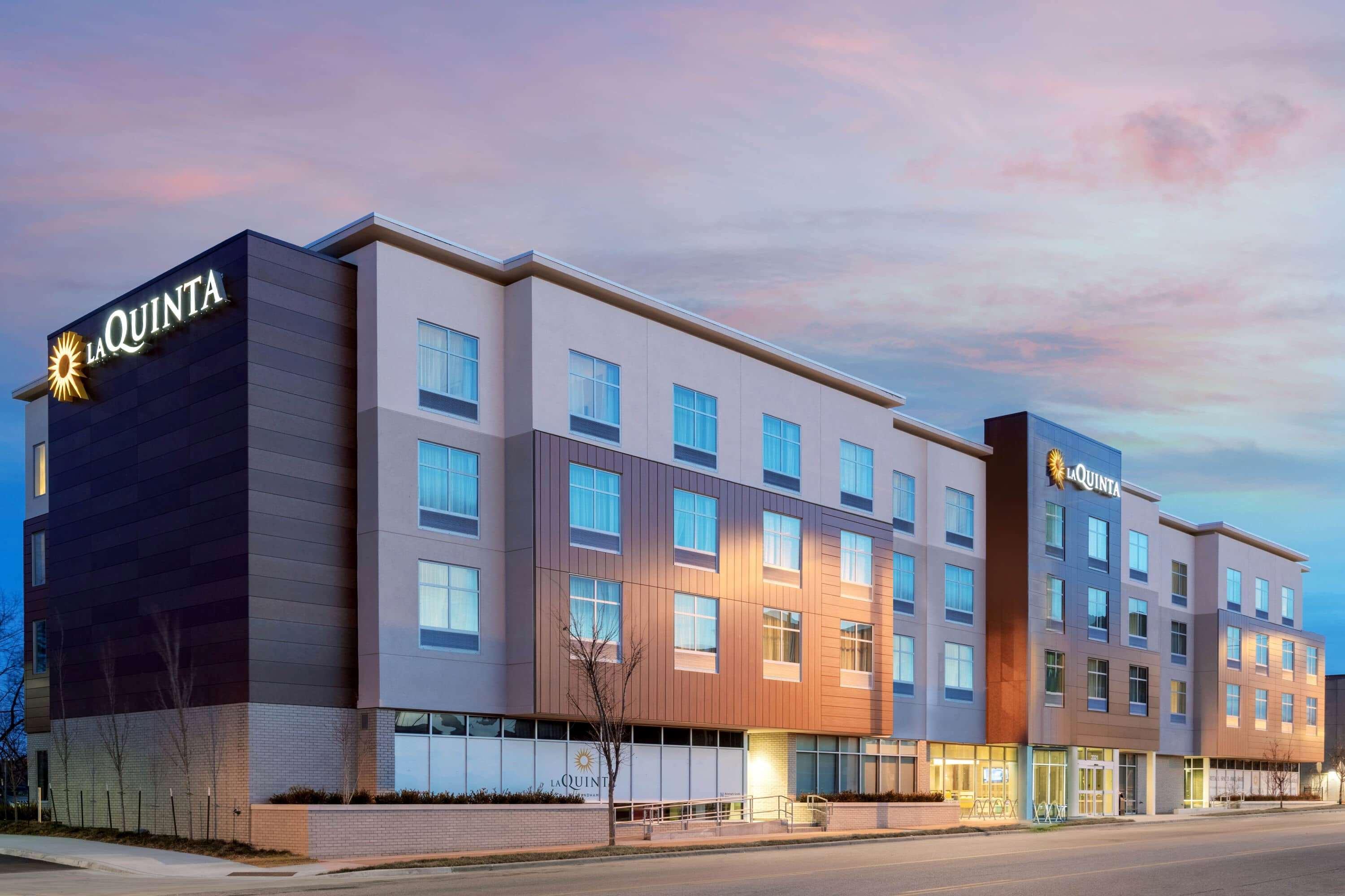 La Quinta Inn & Suites By Wyndham Kansas City Beacon Hill Buitenkant foto