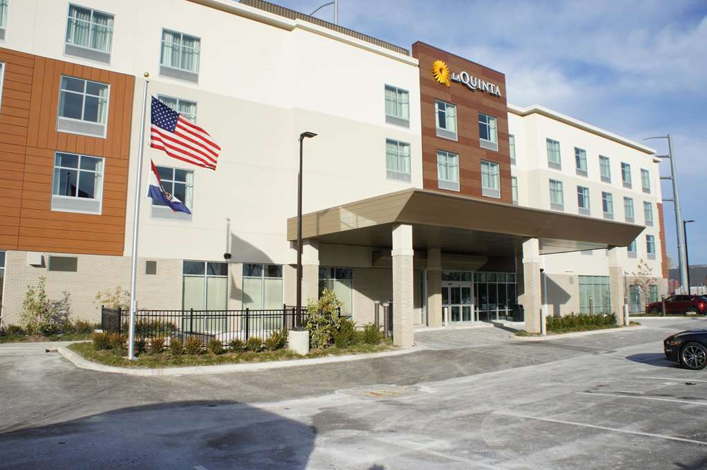 La Quinta Inn & Suites By Wyndham Kansas City Beacon Hill Buitenkant foto