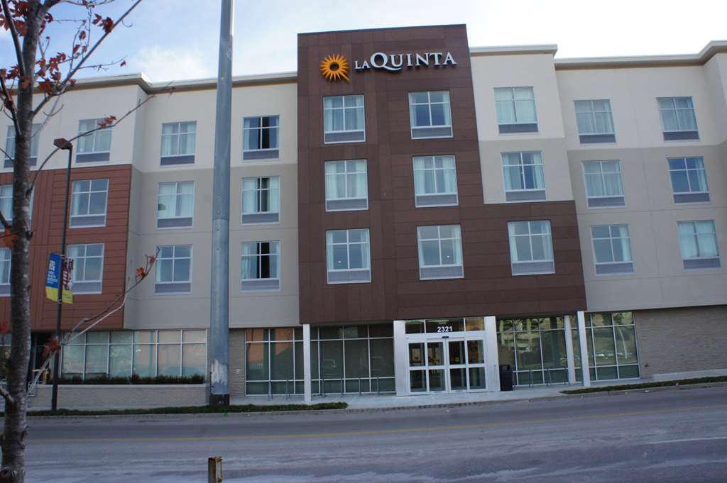 La Quinta Inn & Suites By Wyndham Kansas City Beacon Hill Buitenkant foto