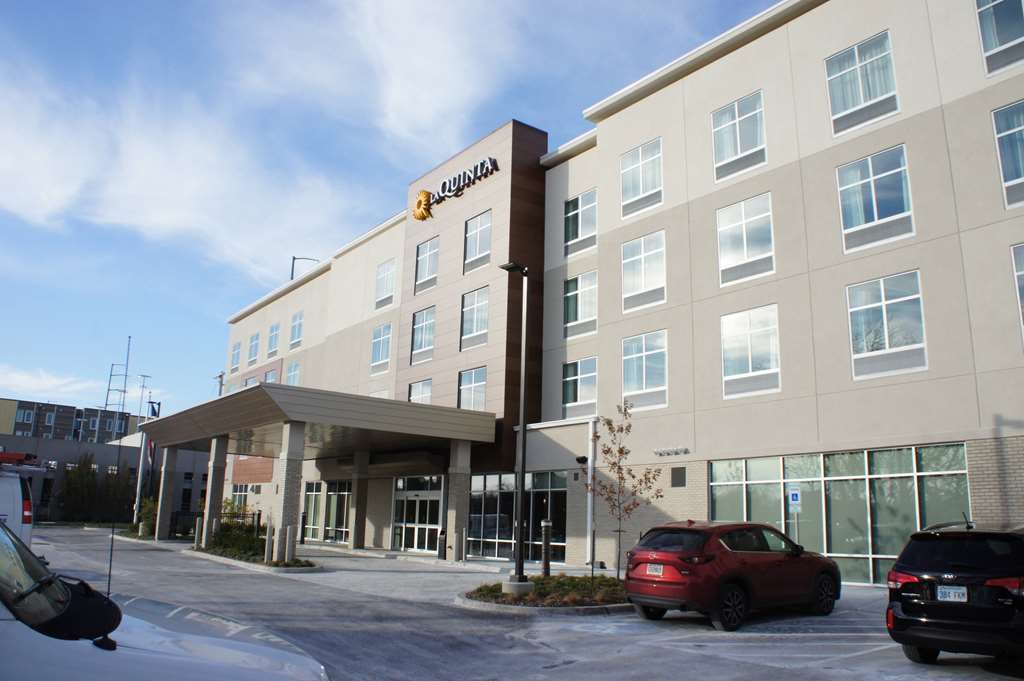 La Quinta Inn & Suites By Wyndham Kansas City Beacon Hill Buitenkant foto